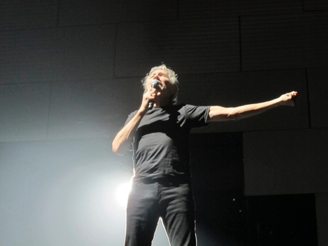 55 Roger Waters The Wall Sydney 2012-02-14.jpg